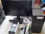 une photo d'un ordinateur de bureau et d'autres appareils électroniques posés sur une table