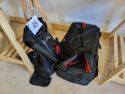 deux bagages posés l'un à côté de l'autre sur le sol