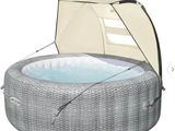 un jacuzzi gonflable surmonté d'un auvent