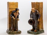 paire de figurines en bois représentant un homme et une femme portant un chapeau