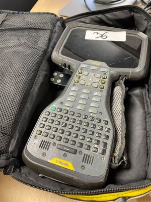 un sac contenant une télécommande et un téléphone portable