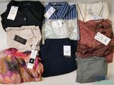beaucoup de vêtements qui restent sur une étagère