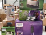 de nombreuses boîtes de produits pour bébés posées sur une table