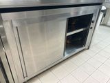 un grand four en acier inoxydable au milieu d'une cuisine