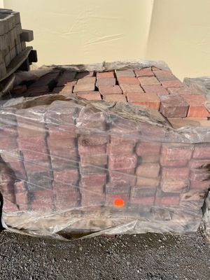 un tas de briques posé par terre à côté d'un camion