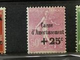 trois timbres de couleurs différentes exposés dans une vitrine
