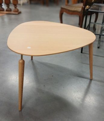 une petite table avec un plateau en bois dans une pièce