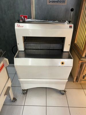 a machine that is sitting on the floor in the kitchen