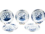 trois assiettes bleues et blanches ornées de fleurs sur fond blanc