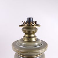 Lampe à pétrole en opaline beige taupe, à décor d'un oiseau … (photo 4)
