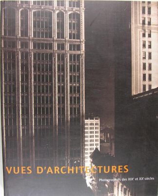 une photo en noir et blanc d'un immeuble en ville