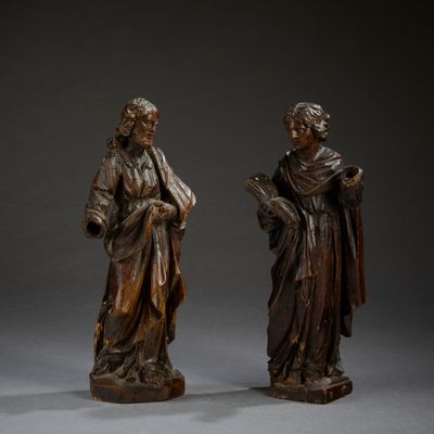 une paire de statues en bronze représentant un homme et une femme