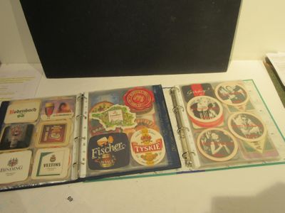 une table sur laquelle se trouvent de nombreux objets différents
