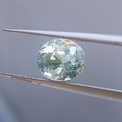 un diamant vert tenu par deux tweets