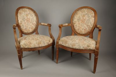 paire de fauteuils de style Louis XVI avec assises rembourrées