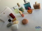 de nombreux parfums de toutes sortes posés sur une table
