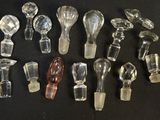 de nombreux objets en verre posés sur une table