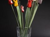 un vase en verre contenant un bouquet de fleurs