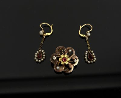 gros plan d'une paire de boucles d'oreilles sur une surface noire