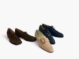 trois paires de chaussures de femmes sont alignées sur une surface blanche