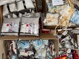 des cartons remplis d'objets divers posés à même le sol