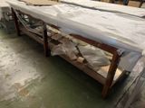 une table sur laquelle est posée une nappe, dans une pièce