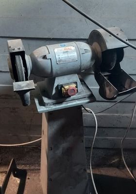 une machine posée sur une table