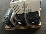 une pile de bagages posée sur une palette au sol