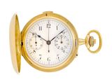 une image d'une montre de poche en gros plan sur fond blanc