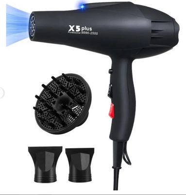 un sèche-cheveux noir muni d'une lumière bleue