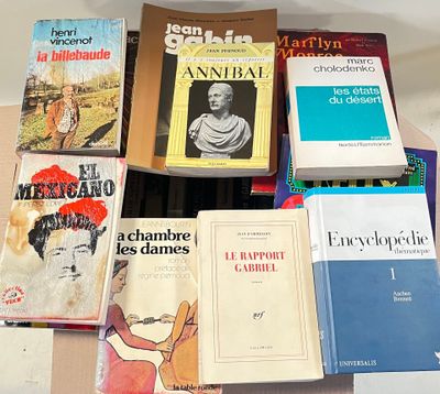 un grand nombre de livres posés sur une table