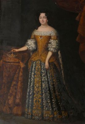 portrait d'une dame en robe jaune portant une étole en fourrure