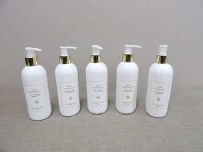 quatre flacons de lait corporel posés sur une table