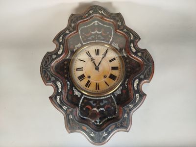 une horloge accrochée au mur de la pièce