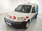 une camionnette blanche à rayures rouges et bleues garée dans une pièce blanche