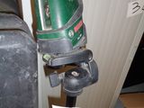 une photo d'une machine verte et noire sur laquelle est apposée une étiquette de prix