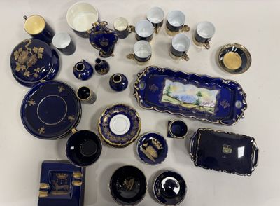 beaucoup d'objets bleus et dorés sur la table
