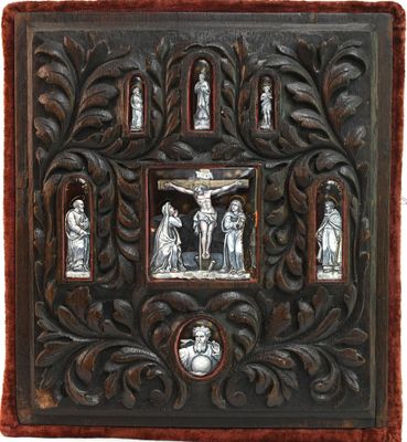 une vieille plaque en bois représentant Jésus sur la croix et d'autres personnages religieux