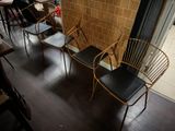 Plusieurs chaises sont alignées en rang dans un restaurant