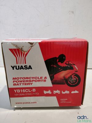 une boîte contenant une moto et une batterie