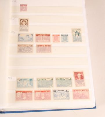 beaucoup de timbres sur les pages d'un livre