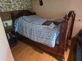 un lit recouvert d'une couverture bleue et blanche