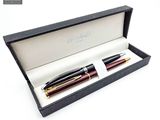 le stylo se trouve dans une boîte noire ornée d'une bordure dorée