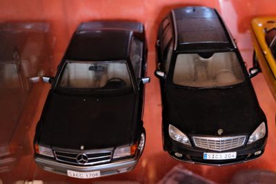 trois petites voitures exposées dans une vitrine