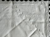 deux serviettes blanches ornées de motifs brodés