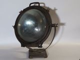 une lampe posée sur une table