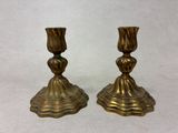 paire de chandeliers anciens en laiton sur fond blanc