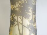 un vase sur lequel figure l'image d'un arbre