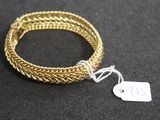 Gros plan sur un bracelet en or portant une étiquette