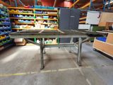 une table placée au milieu d'une pièce